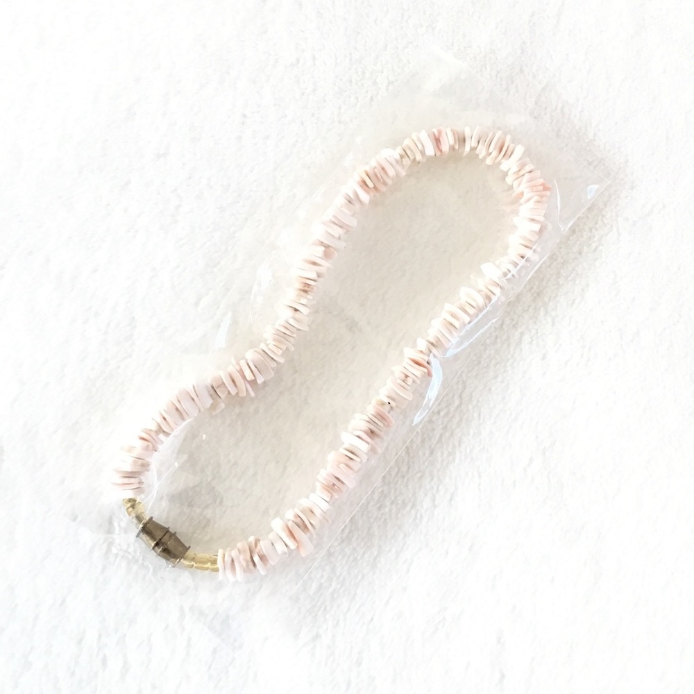 🆕 Soft pink and white shell chip anklet
